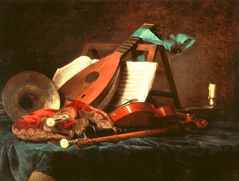Auf einem Tisch sind verschiedene Musikinstrumente (u.A. Horn, Mandoline und Geige) in der Art eines Stilllebens drapiert und kunstvoll an einen Notenständer angelehnt.